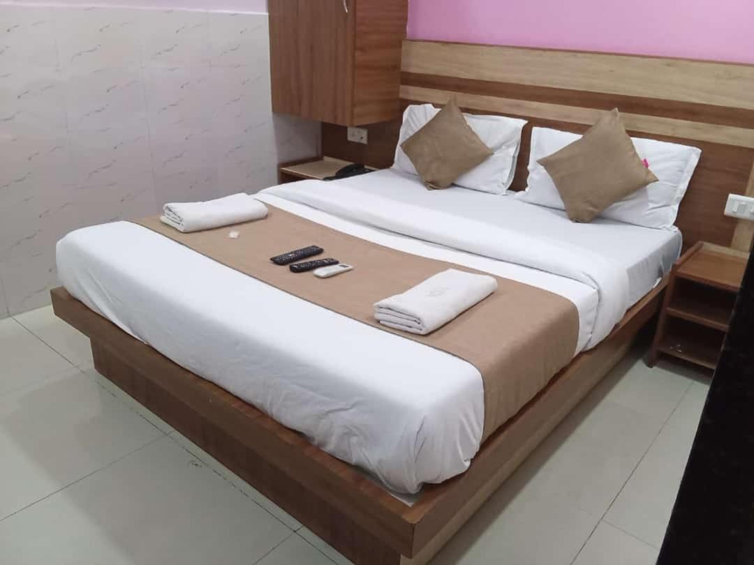 Hotel Shree Krishna Ahmedabad Esterno foto